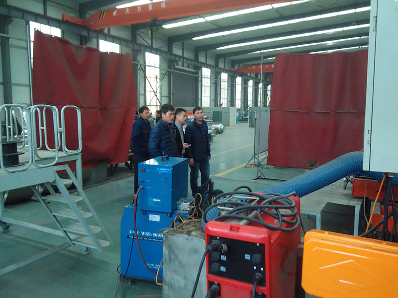 客戶參觀我公司鋁合金焊接自動化設(shè)備。