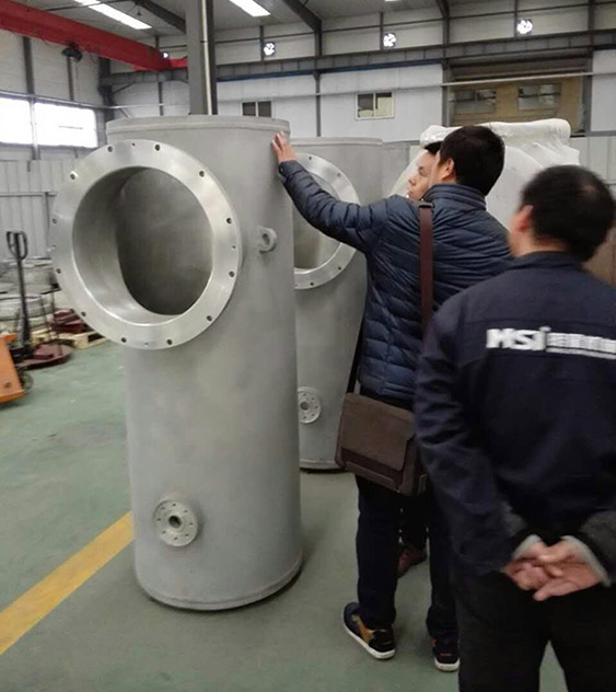 客戶參觀我公司GIS殼體成品。